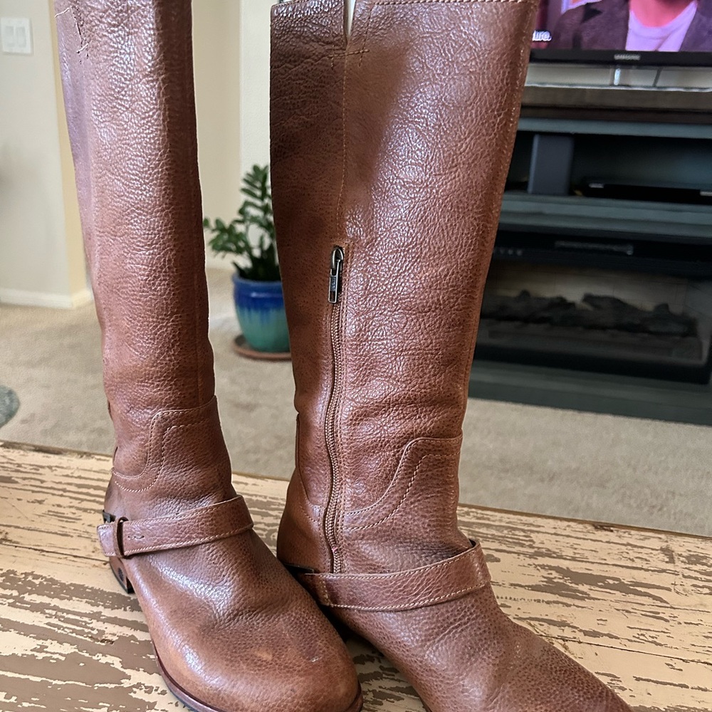 Beautiful leather Ugg boots, barely worn!